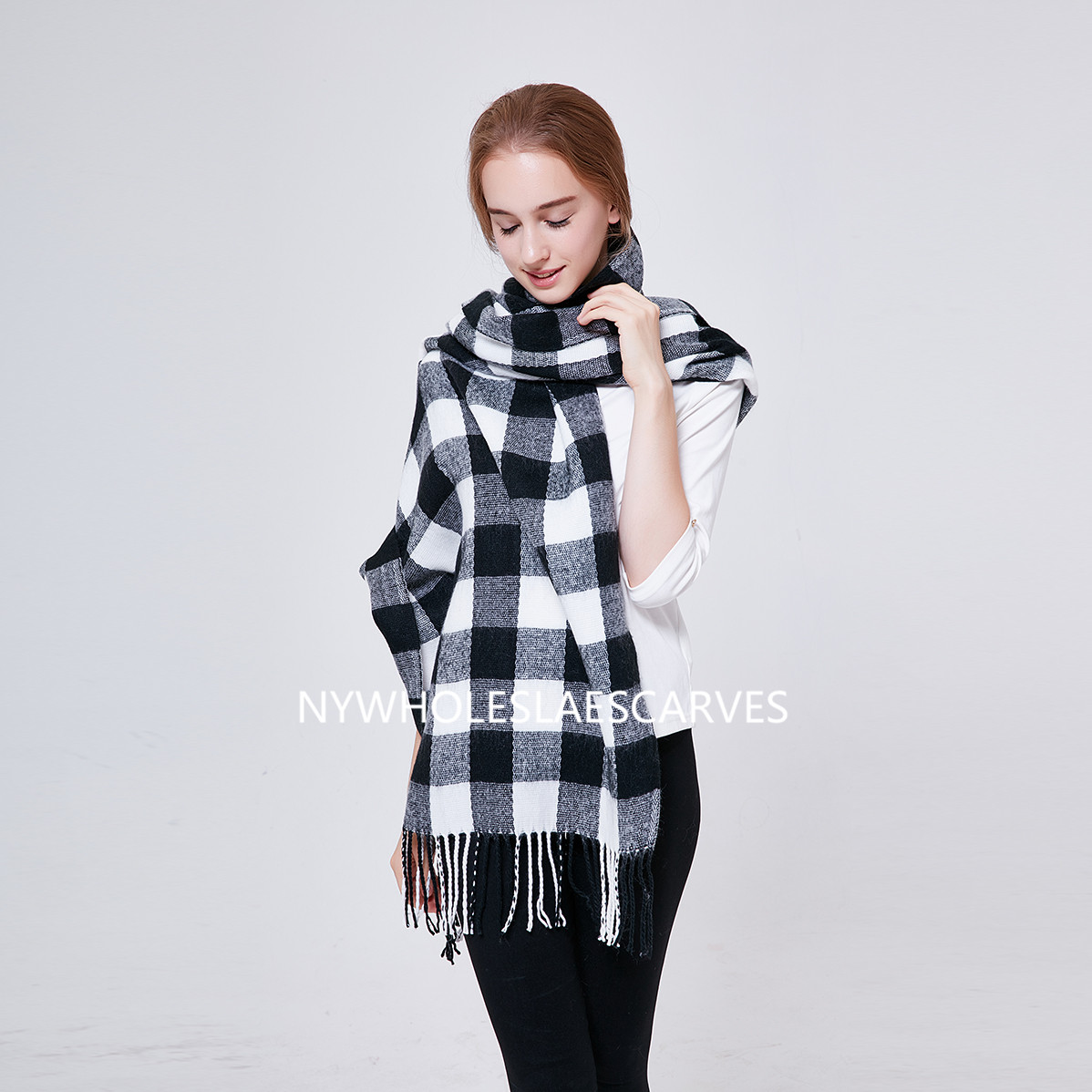 XG221120-2 Buffalo Check Shawl: Black/White